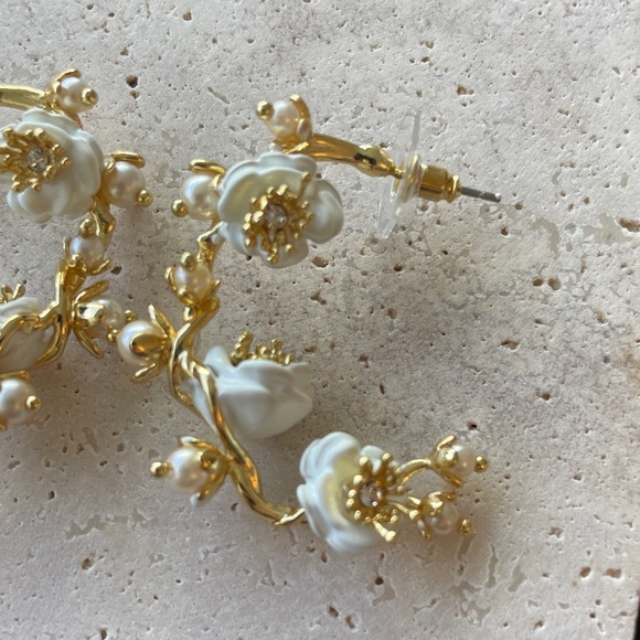 Les NEREIDES Elegant Gold and Cream Floral Earrings - Picture 4 of 5